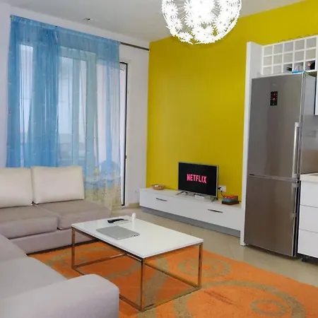 Lovely Front Apartment. Apartment
