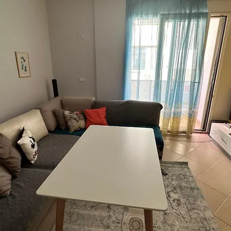 Lovely Front Apartment. Apartment